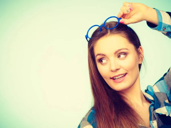 Attraktive nerdy Frau mit seltsamer Brille auf dem Kopf — Stockfoto