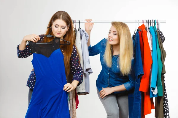 Nakupování oblečení šťastné ženy — Stock fotografie