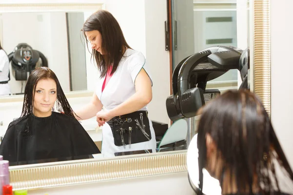 Donna ottenere taglio di capelli in un salone di bellezza — Foto Stock