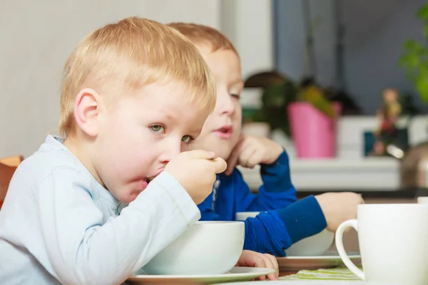 Twee jongens, kinderen, ontbijt samen eten — Stockfoto