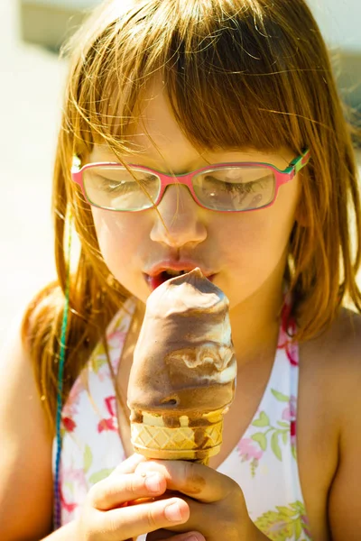 幼児の女の子がビーチでアイスクリームを食べる — ストック写真