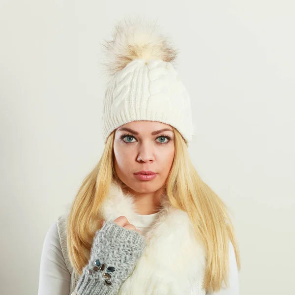 Žena nosí teplé zimní oblečení — Stock fotografie