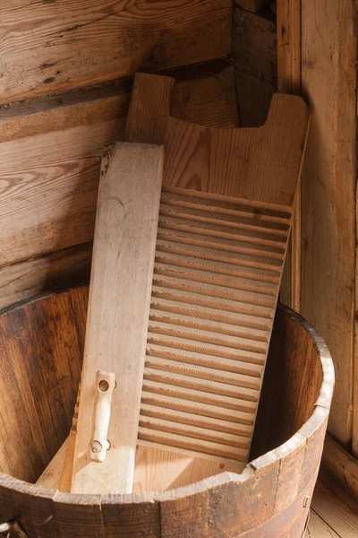 Planche à laver en bois et bol en planches — Photo