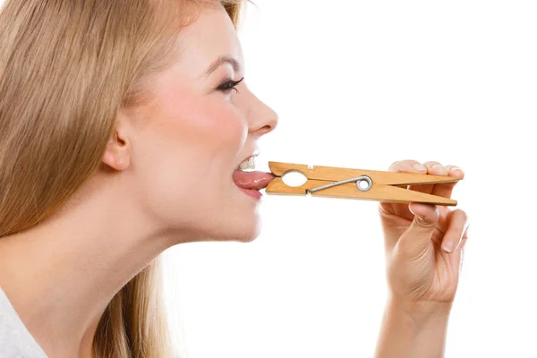 Mujer rubia teniendo lengua en pinza de ropa — Foto de Stock