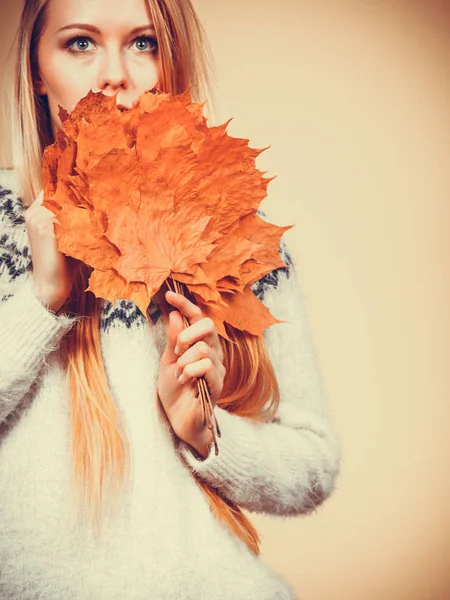 Woman holding bouquet made of autumn leaves — Stock Photo, Image