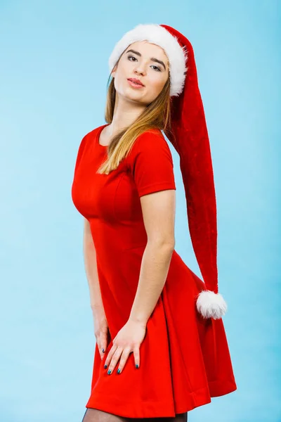 Positieve vrouw draagt Santa Claus helper kostuum — Stockfoto