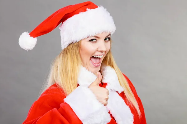 Feliz mulher vestindo Papai Noel ajudante traje — Fotografia de Stock