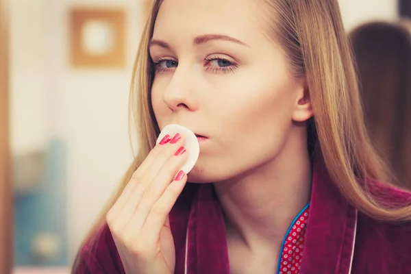 Donna che utilizza tampone di cotone per rimuovere il trucco — Foto Stock