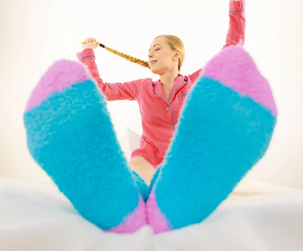 Mujer en pijama con calcetines calientes peludos — Foto de Stock