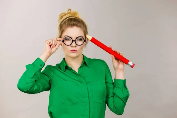 Kvinna förvirrat tänkande, stora penna i hand — Stockfoto
