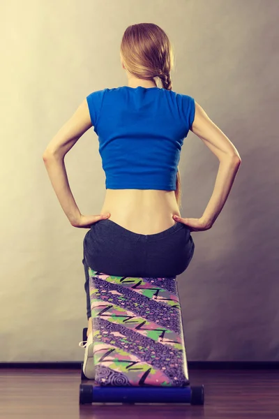 女性の腹筋用ベンチでトレーニング — ストック写真