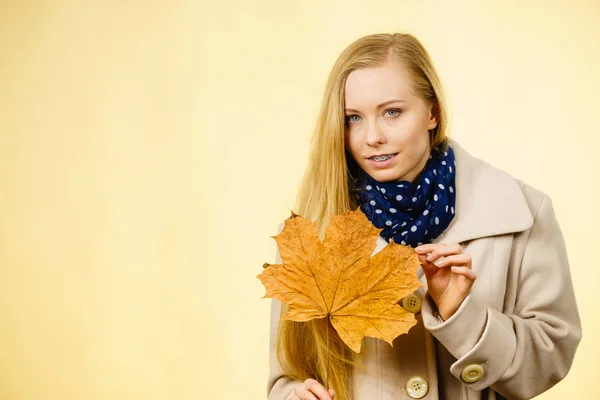 女人抱着橙色秋天的叶子 — 图库照片