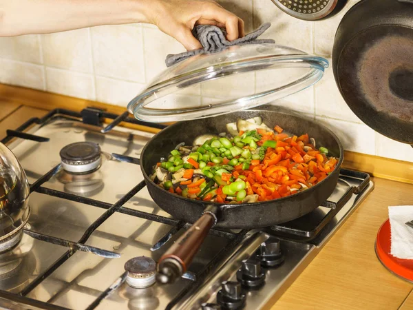 Нарезанные овощи на сковороде — стоковое фото