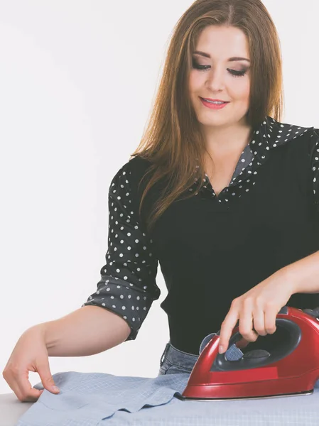 Mulher feliz fazendo passar a ferro — Fotografia de Stock