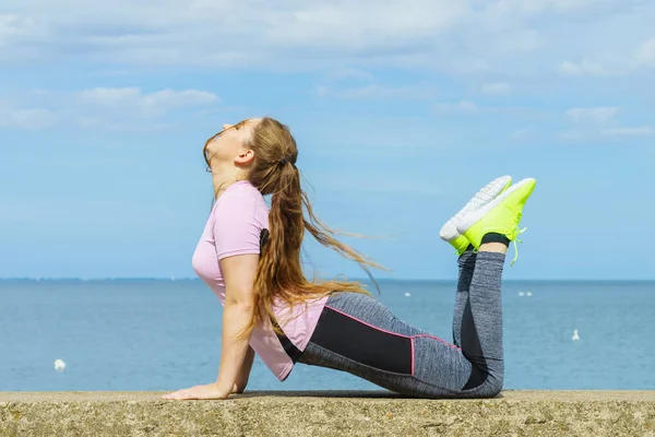 Vrouw doet yoga aan zee — Stockfoto