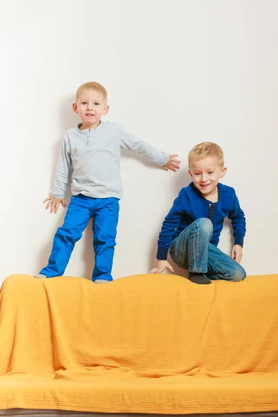 Two little boys siblings playing together — Stock Photo, Image