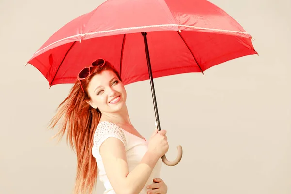 Retrato de ruiva mulher adulta segurando guarda-chuva — Fotografia de Stock