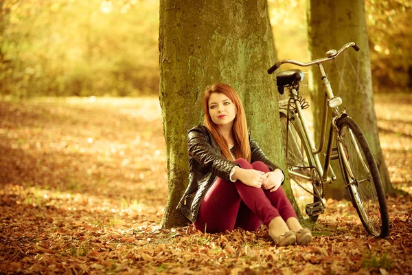 Flickan under träd med cykel. — Stockfoto