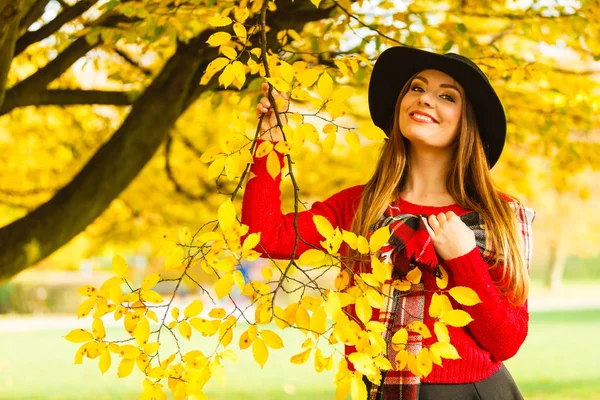 Okouzlující žena chůze v podzimní park — Stock fotografie