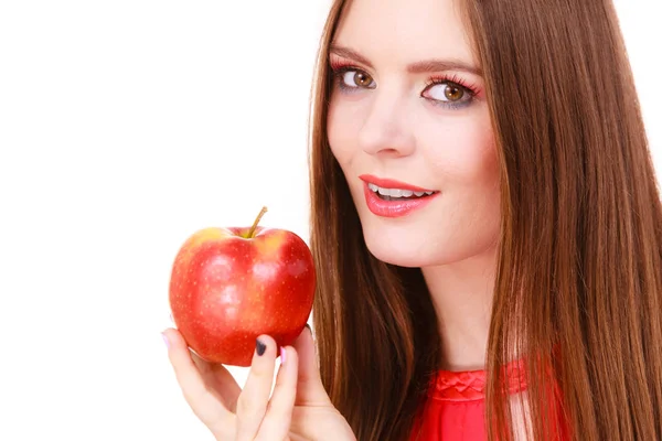 Mujer encantadora chica colorido maquillaje sostiene fruta de manzana — Foto de Stock