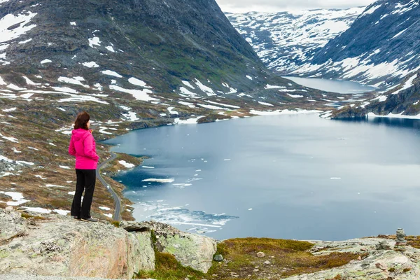 Donna turistica in piedi vicino al lago Djupvatnet, Norvegia — Foto Stock