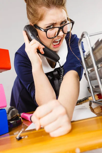 Wütende Geschäftsfrau telefoniert — Stockfoto