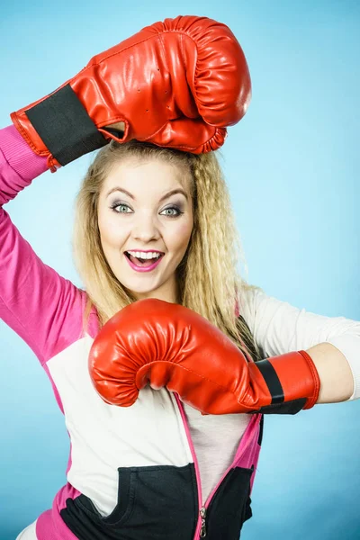 Chica divertida en guantes rojos jugando boxeo deportivo — Foto de Stock