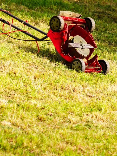 Trasiga gamla gräsklippare i bakgård gräs — Stockfoto