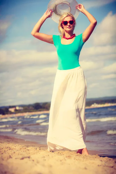 Wanita pirang memakai gaun berjalan di pantai — Stok Foto