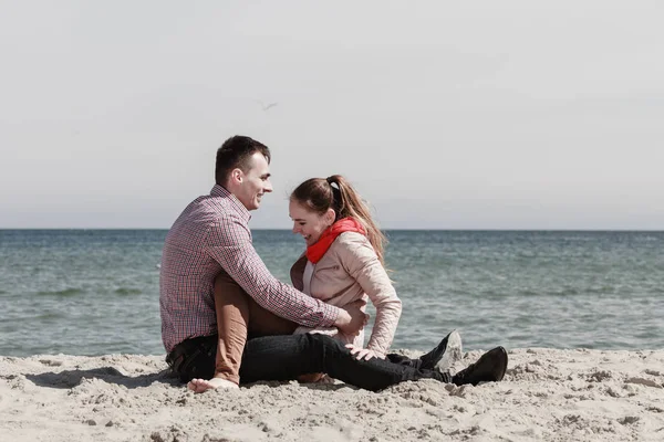 Felice coppia avendo data sulla spiaggia — Foto Stock