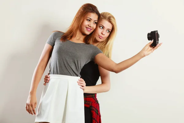 Két modellek a lányok saját képet a kamera — Stock Fotó