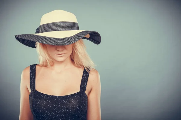 Mujer con vestido azul marino y sombrero de sol —  Fotos de Stock