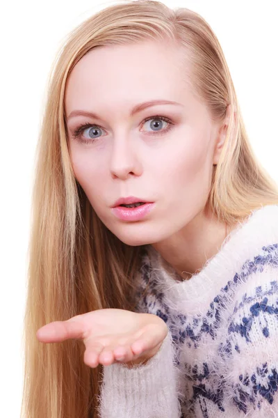 Blondine schickt Luftkuss auf Handfläche — Stockfoto