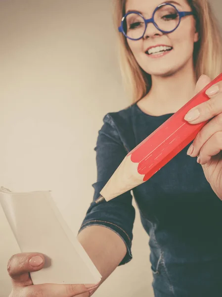 Frau hält großen Bleistift-Zettel in der Hand — Stockfoto