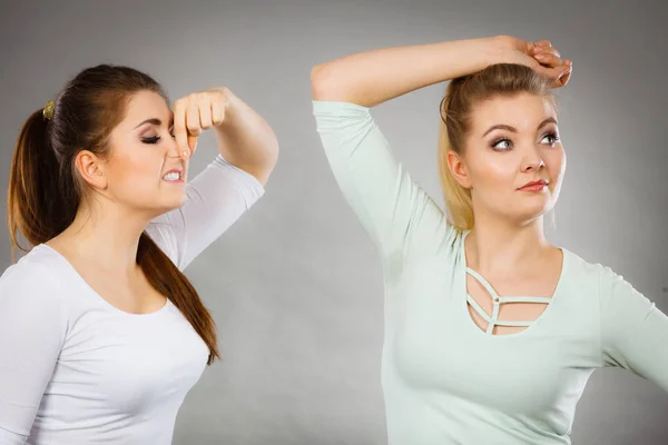 Vrouw hebben natte oksel haar vriend ruiken stinken — Stockfoto