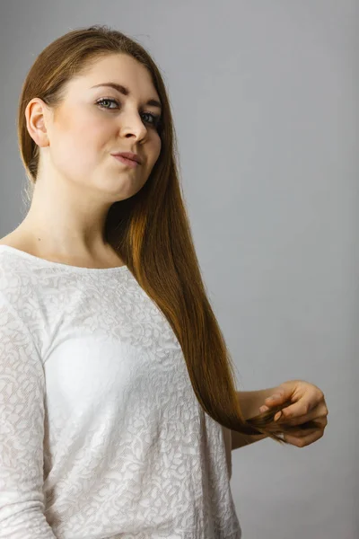 Glückliche positive Frau mit langen braunen Haaren — Stockfoto