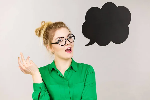 Mujer sosteniendo negro pensamiento burbuja — Foto de Stock