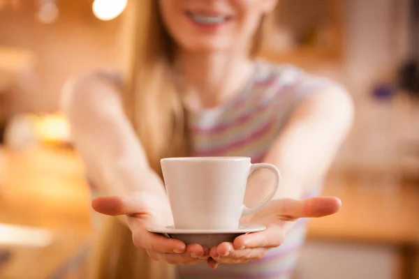 Mulher feliz segurando xícara de chá de café — Fotografia de Stock