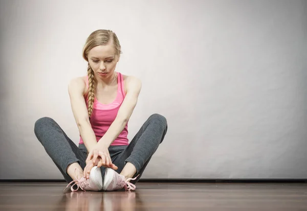 Sad ingedrukt jonge tiener meisje zit door muur — Stockfoto