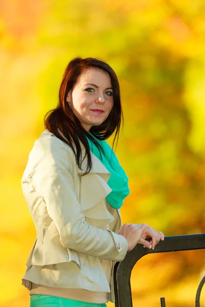 Femme marchant dans le parc pendant l'automne — Photo