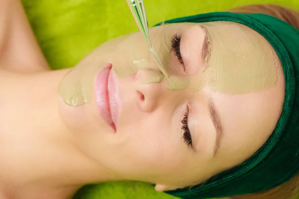 Vrouw met algen modder masker op het gezicht — Stockfoto