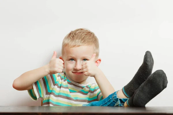 Mały chłopiec gry, pokazuje kciuk gest — Zdjęcie stockowe