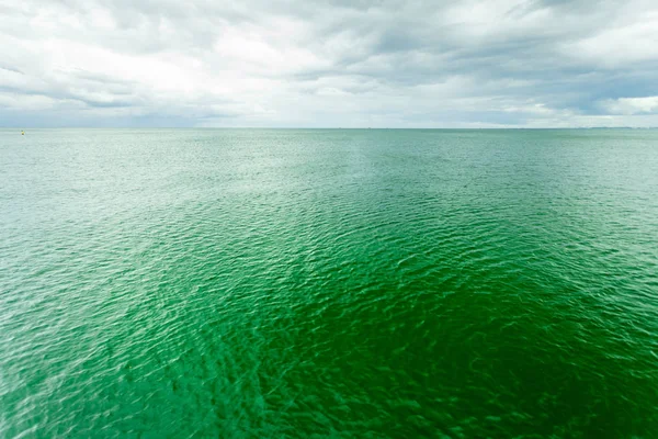 Idyllische Aufnahme von horizontalem Meerwasser und Himmel — Stockfoto