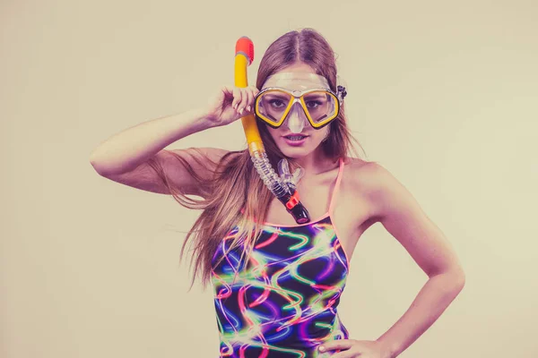 Mulher com máscara de snorkel se divertindo — Fotografia de Stock