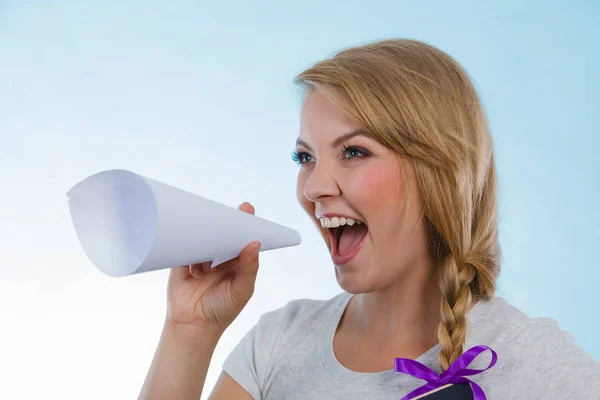Mujer gritando a través de un megáfono hecho de papel — Foto de Stock
