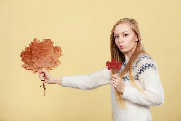 Frau hält Strauß aus Herbstblättern — Stockfoto