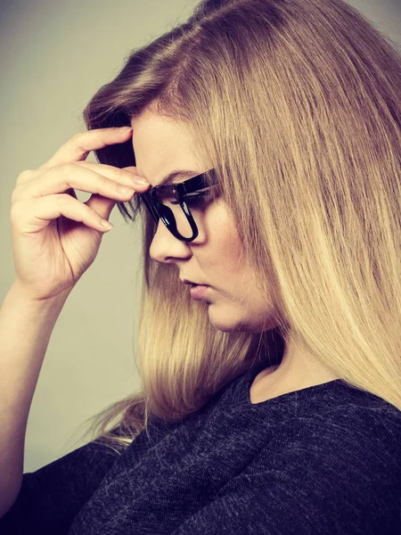 Primer plano de la expresión de la cara de pensamiento de la mujer — Foto de Stock