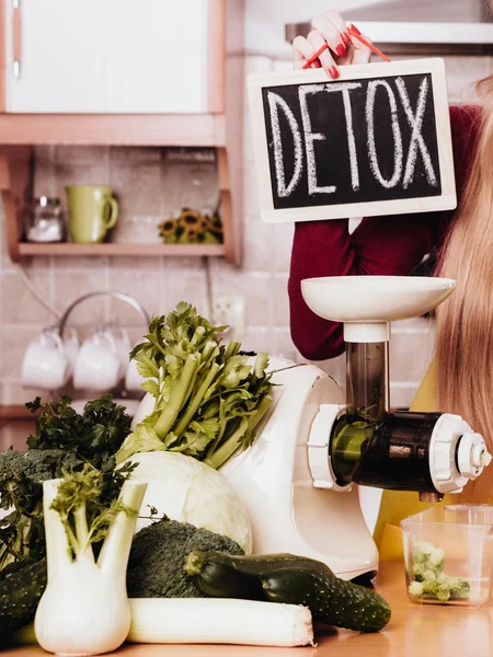 Vrouw naast juicer machine en detox ondertekenen — Stockfoto
