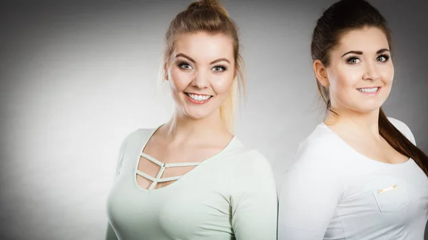 Twee gelukkige vrouwen vrienden plezier — Stockfoto