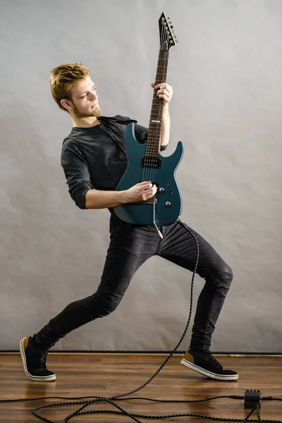 Joven tocando la guitarra eléctrica — Foto de Stock